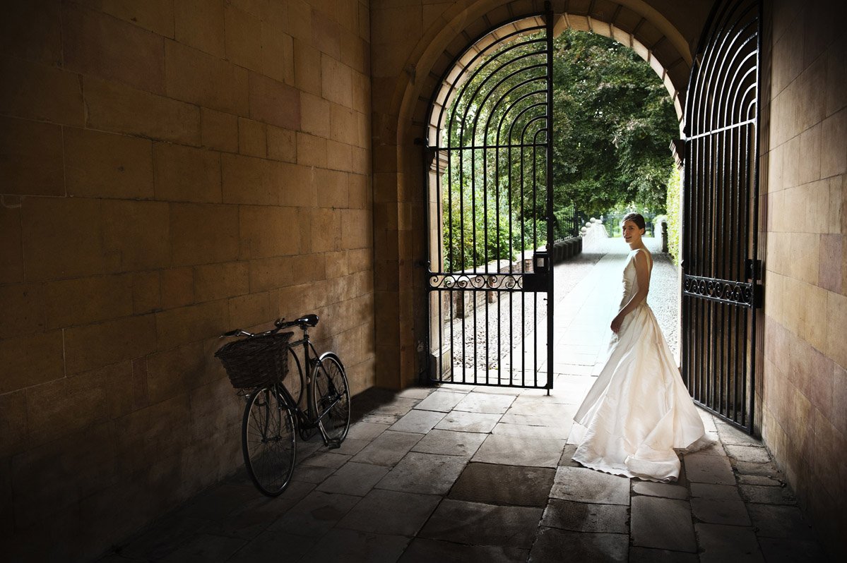 Wedding couple kissing with an iconic Cambridge college chapel backdrop